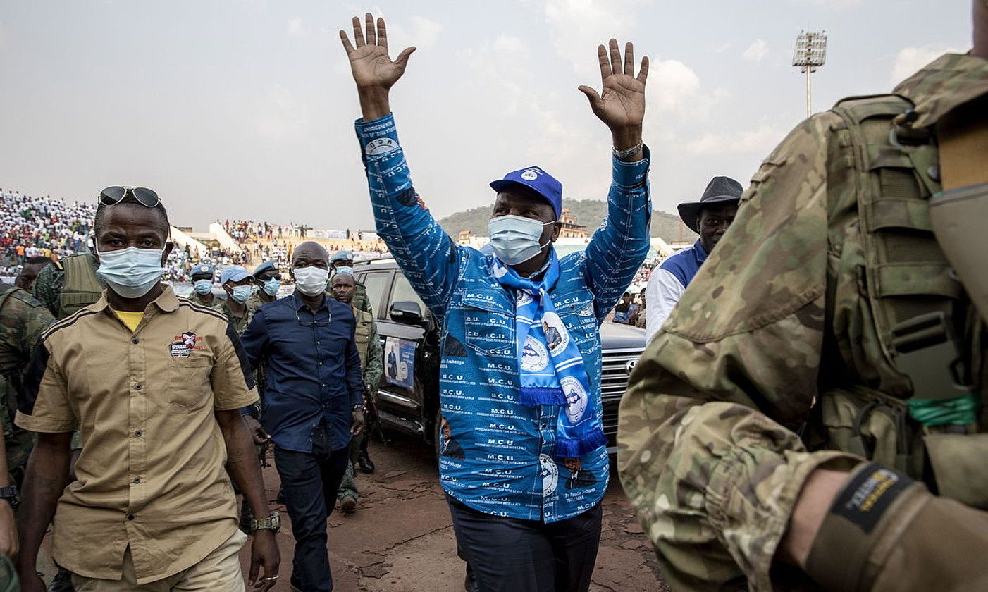 Faustin-Archange Tuadera Afrika Erdiko Errepublikako presidentea, abenduaren 19an, hauteskunde ekitaldi batean, Bangi hiriburuan. ADRIENNE SURPRENANT / EFE.