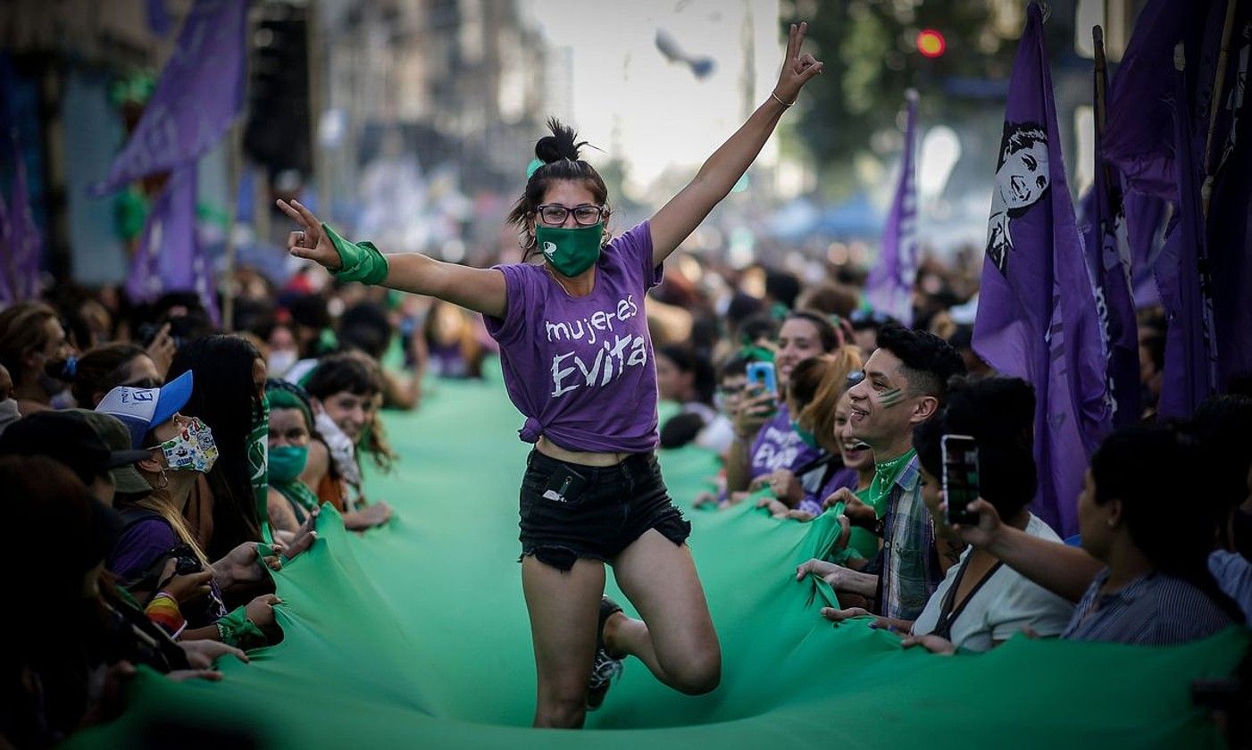 Abortuaren aldeko mugimenduaren protesta bat Buenos Airesen, Kongresuaren egoitzaren parean, hilabete hasieran. JUAN IGNACIO RONCORONI / EFE.