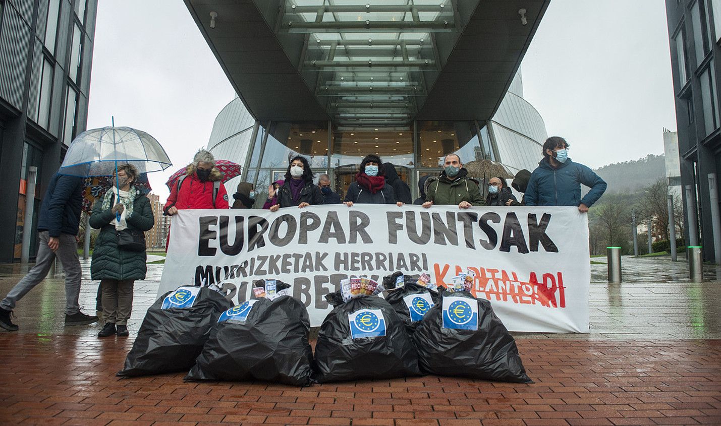 Kapitalari Planto-ren protesta, Iberdrola dorrearen parean. MONIKA DEL VALLE / FOKU.