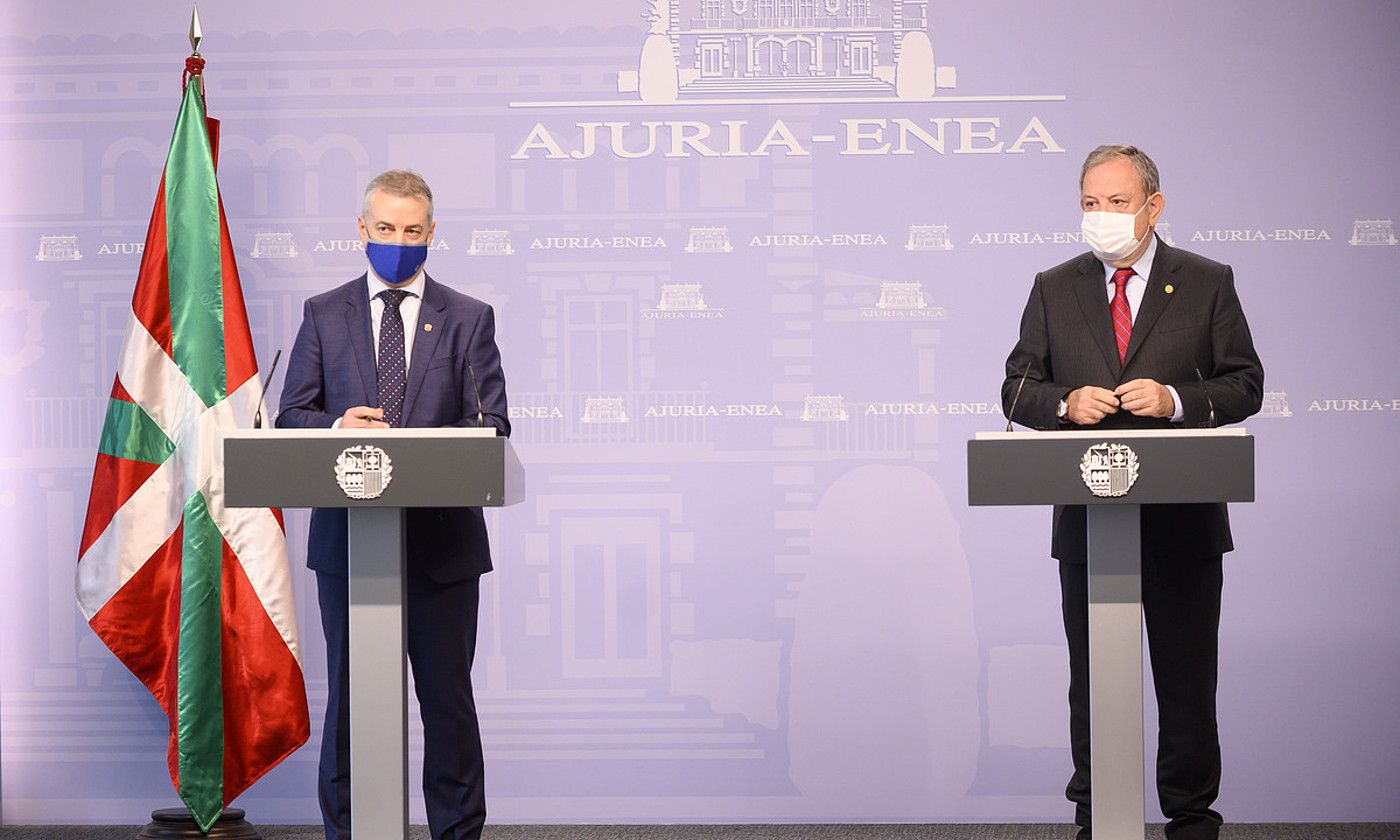 Iñigo Urkullu eta Pedro Azpiazu, atzo, Gasteizen. MIKEL ARRAZOLA / IREKIA.