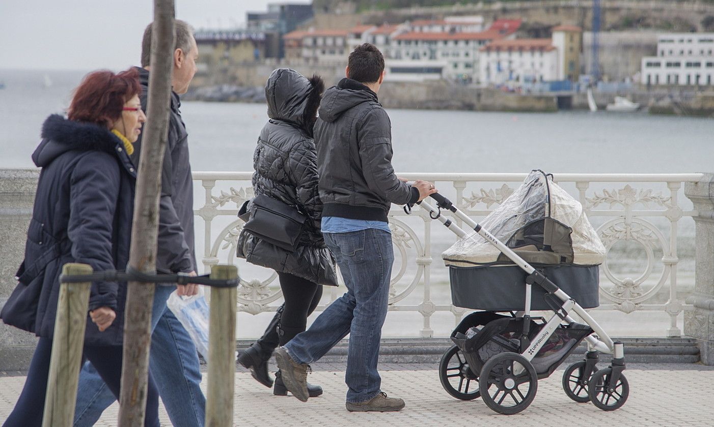 Bikote bat, haurrarekin paseatzen, Donostian. ANDONI CANELLADA / FOKU.