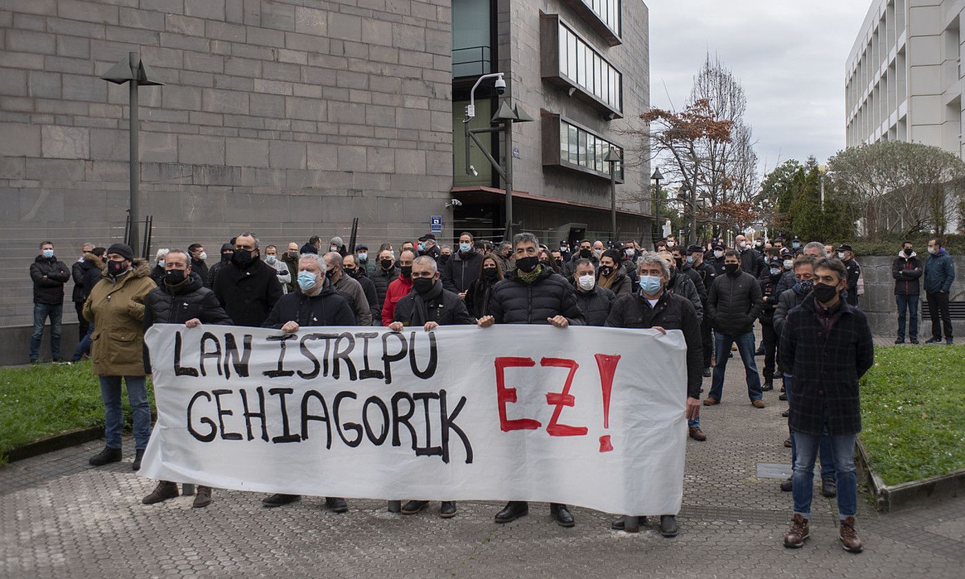 Elkarretaratzea Donostiako Ondarretako ertzainetxearen aurrean, herenegun, Urumean hildako ertzainaren heriotza salatzen. JUAN CARLOS RUIZ / FOKU.