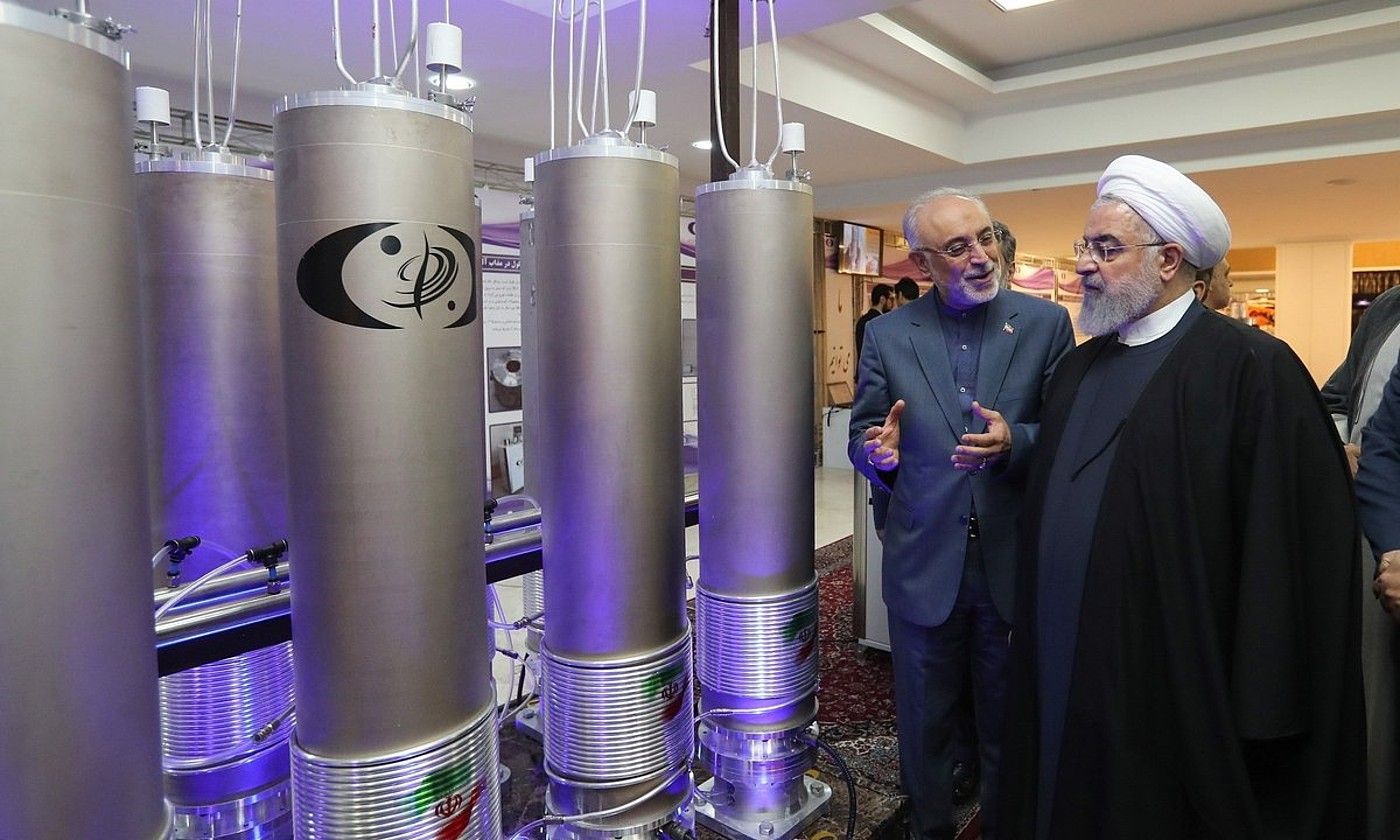 Hassan Rohani Irango presidentea, Teherango Ali Akbar Salehila teknologia nuklearreko gunea bisitatzen, 2019ko uztailean. EFE.
