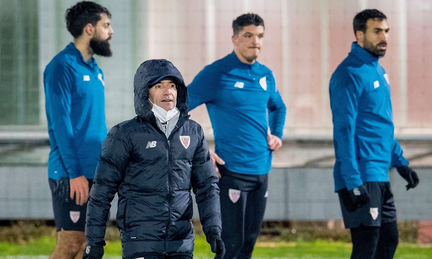 Marcelino Garcia Toral Athleticeko entrenatzaile berria, atzo, Lezaman, aurreneko entrenamendua zuzentzen. Atzean, Villalibre, Capa eta Balentziaga. ATHLETIC CLUB.