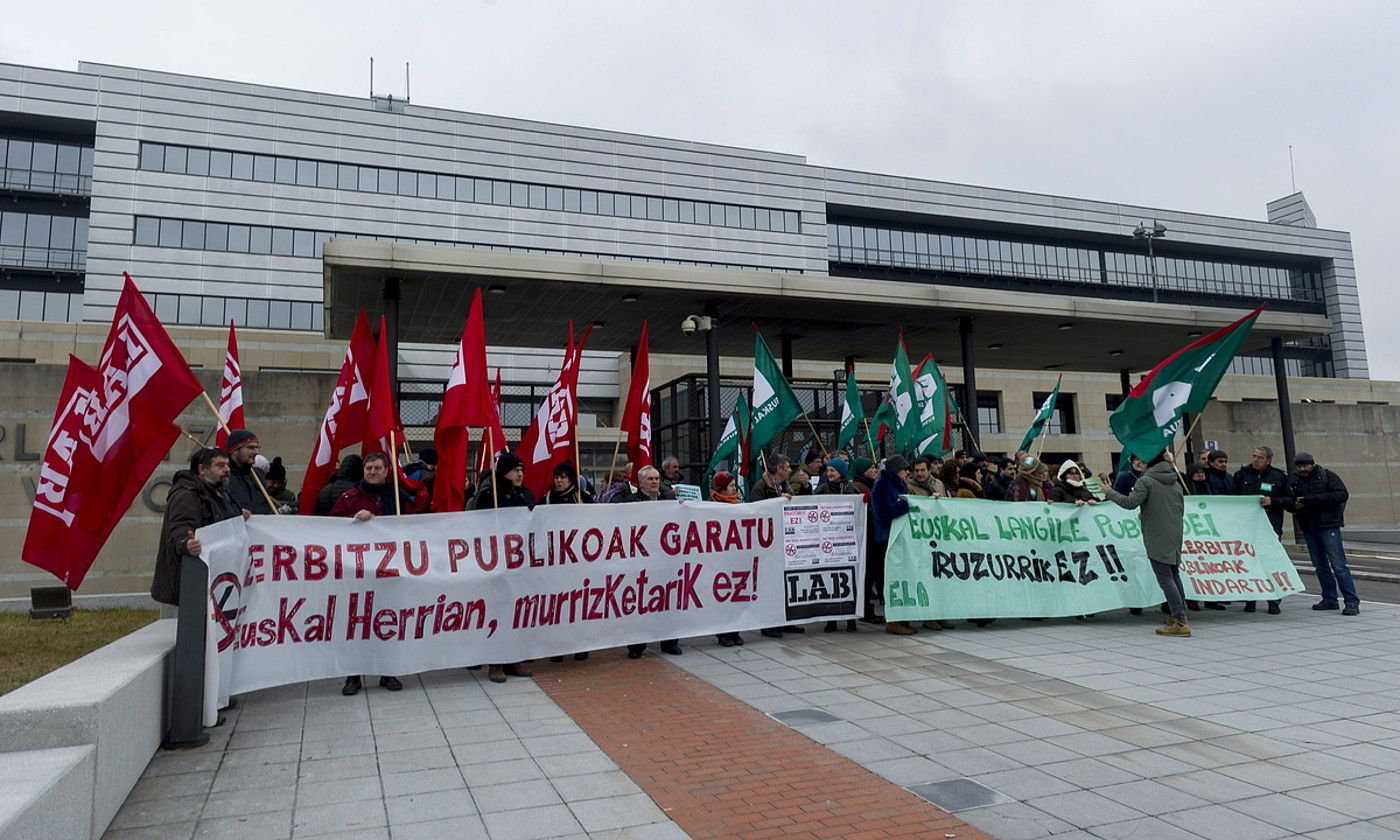 Langile publikoak behin-behinekotasunaren aurkako protestak egiten hastekoak dira. JUANAN RUIZ / FOKU.