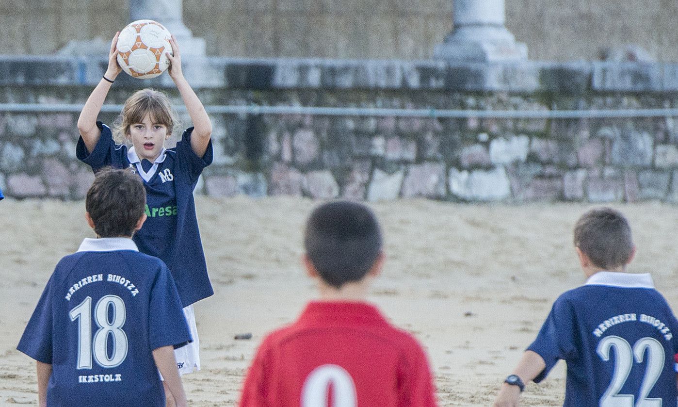 Haur batzuk futbolean, Kontxako eskolarteko futbol txapelketan, artxiboko irudi batean. GORKA RUBIO / FOKU.