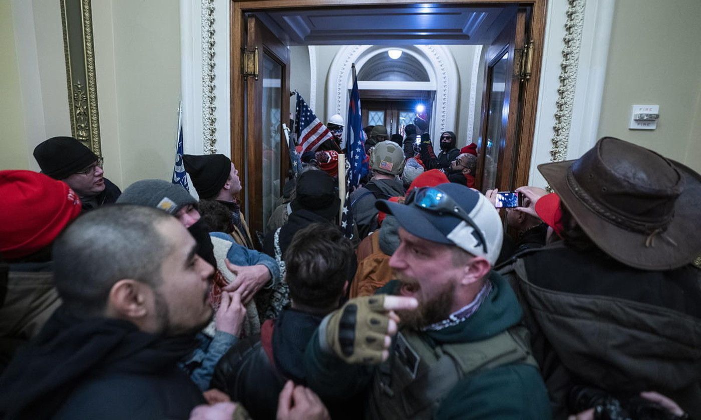 Donald Trumpen milaka jarraitzaile elkartu ziren atzo Washingtonen, azaroko bozen emaitzen aurka protesta egiteko, eta Kapitolioan sartu ziren. J. LO SCALZO / EFE.