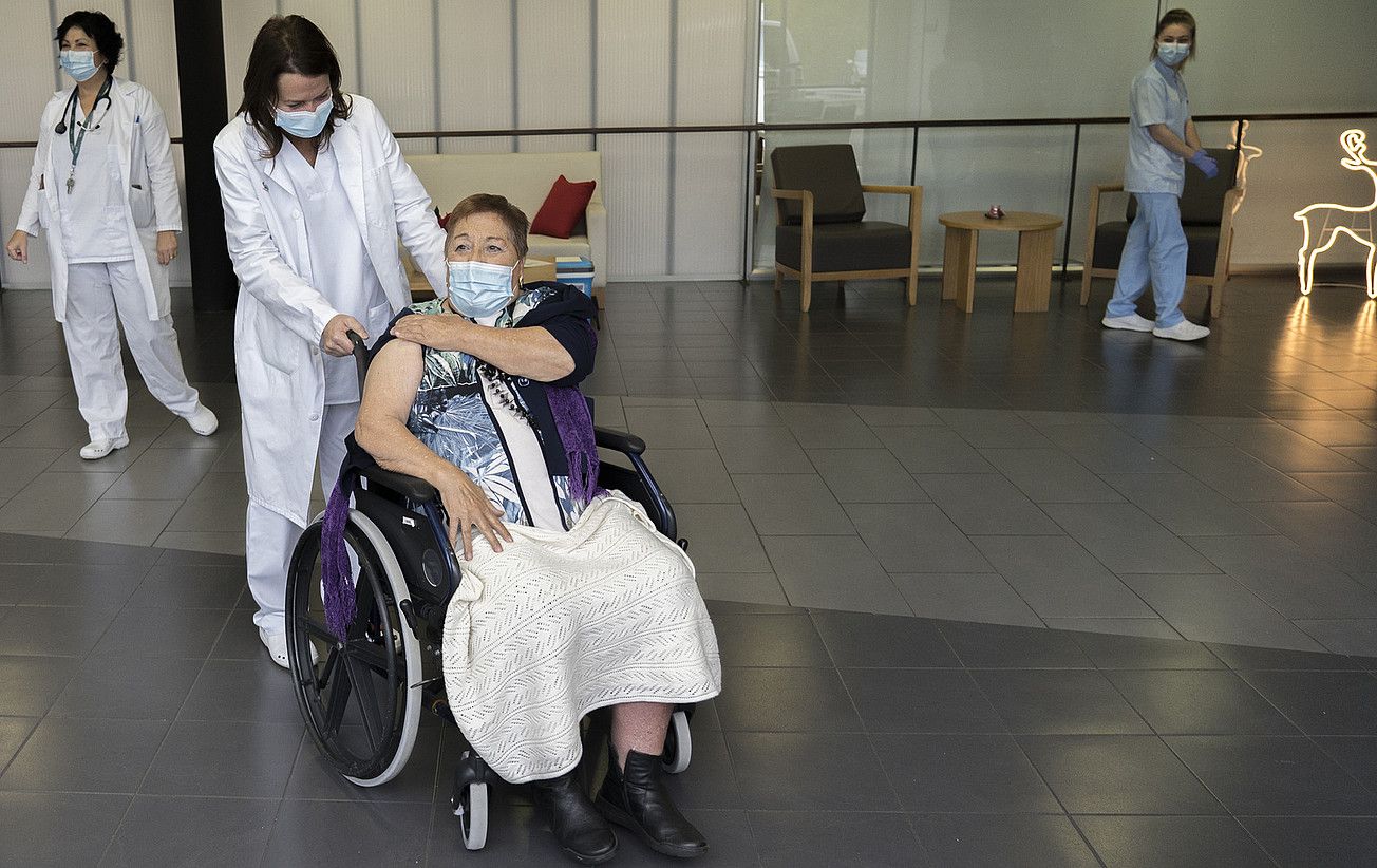 COVID-19aren kontrako txertaketa kanpaina, Hondarribiako Caser Betharram zahar etxean. GORKA RUBIO / FOKU. COVID-19aren kontrako txertaketa kanpaina, Hondarribiako Caser Betharram zahar etxean. GORKA RUBIO / FOKU.