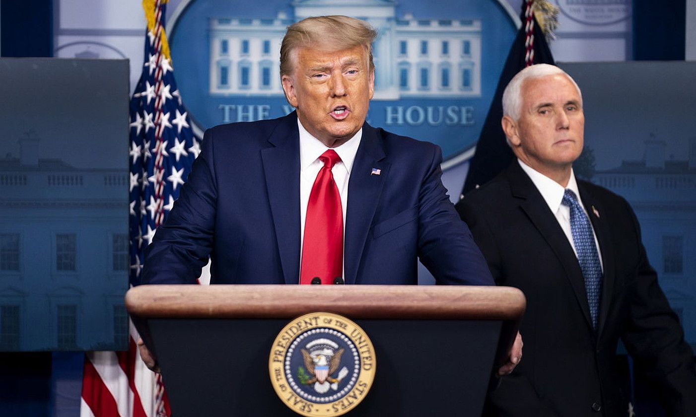 Donald Trump presidentea eta Mike Pence presidenteordea, Etxe Zurian, iazko azaroaren 24an. KEVIN DIETSCH / EFE. Donald Trump presidentea eta Mike Pence presidenteordea, Etxe Zurian, iazko azaroaren 24an. KEVIN DIETSCH / EFE.
