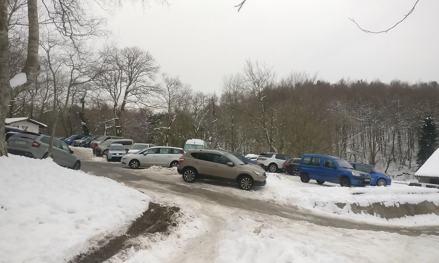 Hainbat auto errepide bazterrean ilaran aparkatuta. JAKES GOIKOETXEA.