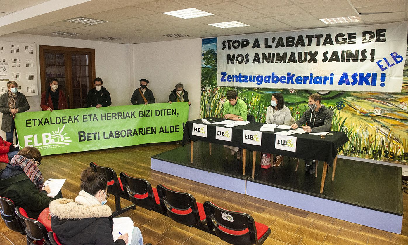 ELBko laborariak prentsaurrekoan, atzo goizean, Euskal Herriko Laborantza Ganberaren Ainhize-Monjoloseko egoitzan. GUILLAUME FAUVEAU.