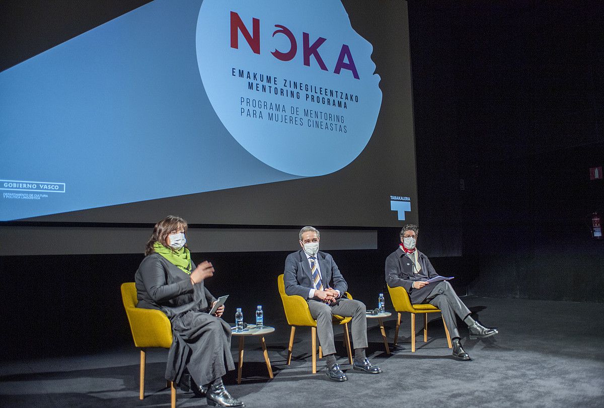 Clara Montero, Andoni Iturbe eta Victor Iriarte, atzo, deialdiaren aurkezpenean, Donostian. JUAN CARLOS RUIZ / FOKU.