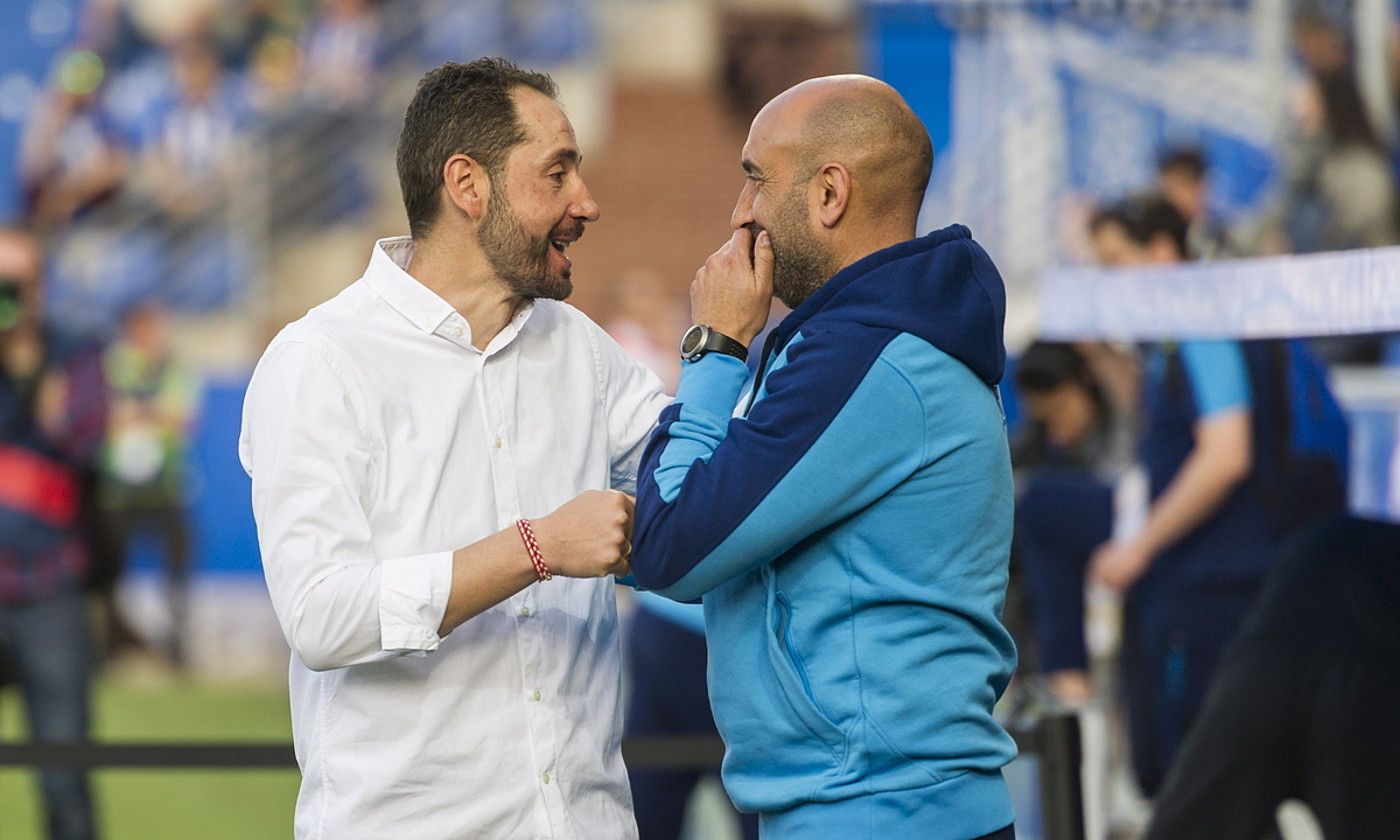 Pablo Machin eta Abelardo Fernandez elkar agurtzen partida baten atarian. JUANAN RUIZ / FOKU.