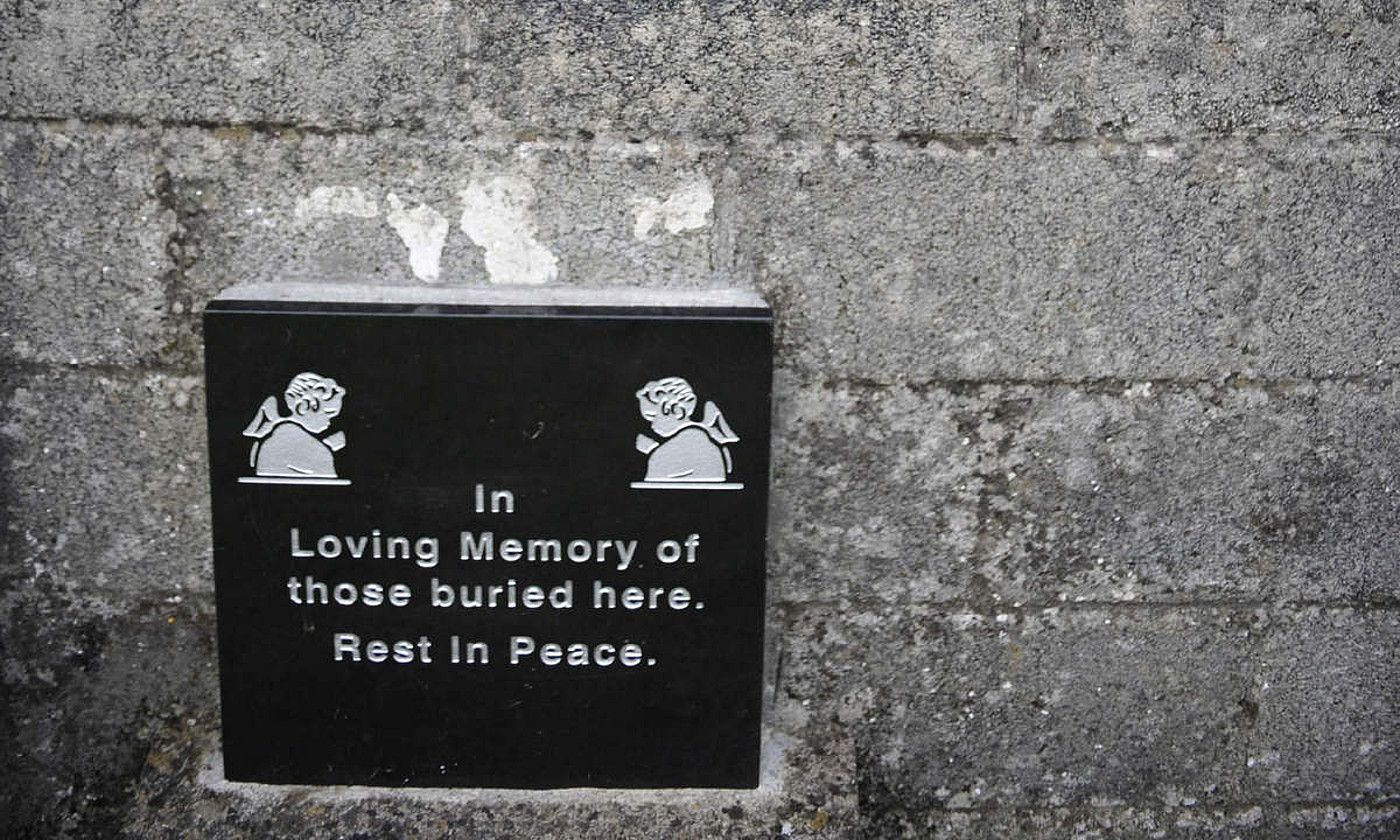 Tuam (Irlanda) herriko komentu bat. Ia 800 haurren gorpuzkiak topatu zituzten bertan, 2014an. JULIEN BEHAL / HANDOUT. Tuam (Irlanda) herriko komentu bat. Ia 800 haurren gorpuzkiak topatu zituzten bertan, 2014an. JULIEN BEHAL / HANDOUT.