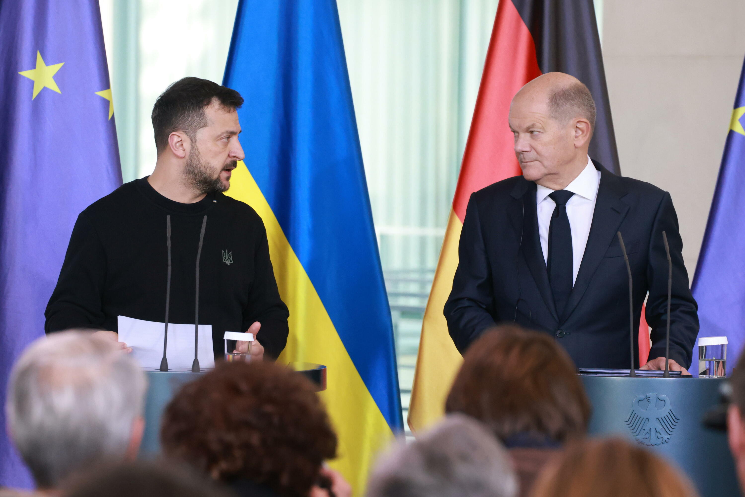 Ukrainako presidente Volodimir Zelenski eta Alemaniako kantziler Olaf Scholz, artxiboko irudi batean. CLEMENS BILAN / EFE