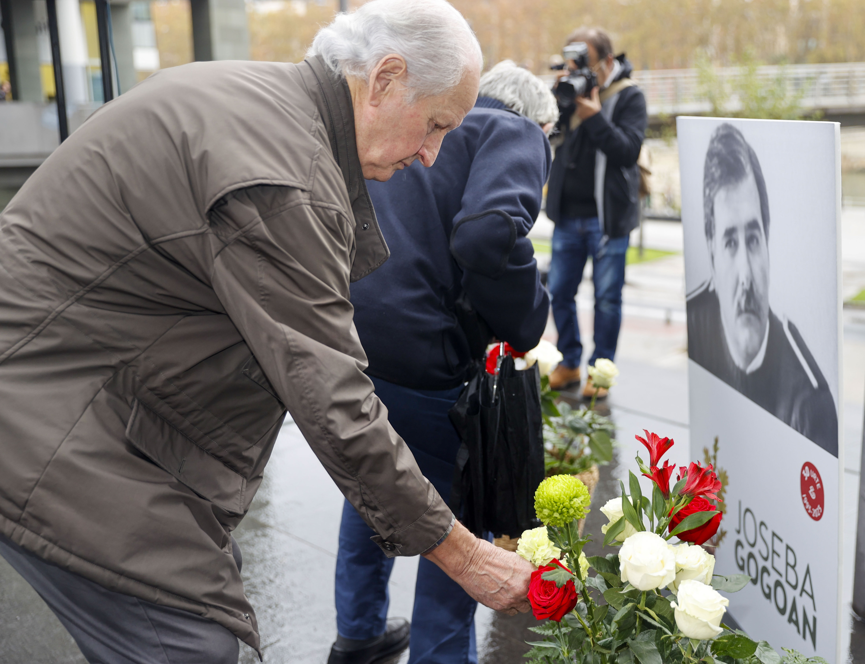 Atutxa ETAk hildako Joseba Goikoetxea ertzainaren irudiari loreak jartzean, artxiboko irudi batean. LUIS TEJIDO / EFE