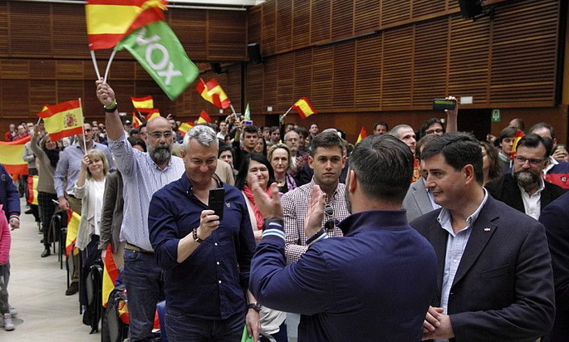 Santiago Abascal, bizkarrez, apirilaren 13an Donostian eginiko ekitaldian, hara joandakoak agurtzen. Ondoan, Juan de Dios Davila. MAIALEN ANDRES / FOKU