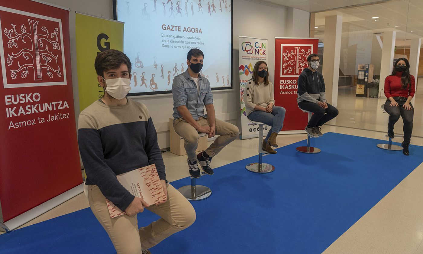 Ander Vizan, Juan Gutierrez, Maialen Olabe, Xalbat Alzugarai eta Leire Zabala, atzo, Irunen. ANDONI CANELLADA / FOKU.