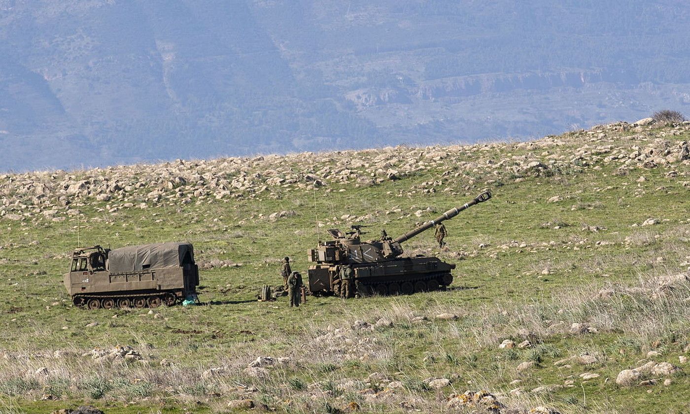 Israelgo armadaren tropak, maniobra militarrak egiten, Golango gain okupatuan, iragan abenduaren 30ean. ATEF SAFADI / EFE. Israelgo armadaren tropak, maniobra militarrak egiten, Golango gain okupatuan, iragan abenduaren 30ean. ATEF SAFADI / EFE.