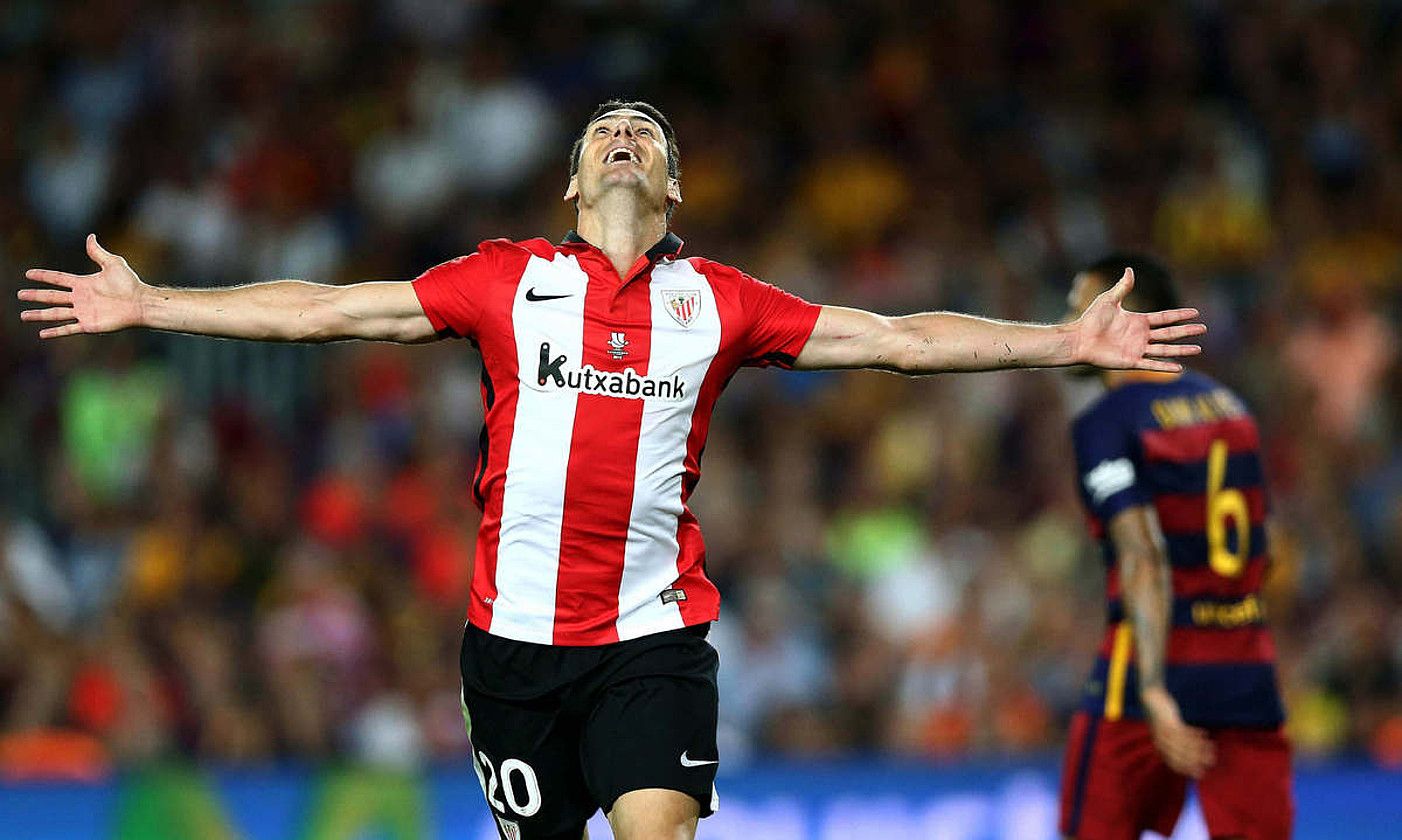 Aritz Aduriz, 2015eko Espainiako Superkopan Bartzelonari itzuliko partidan sartutako gola ospatzen. TONI ALBIR / EFE.