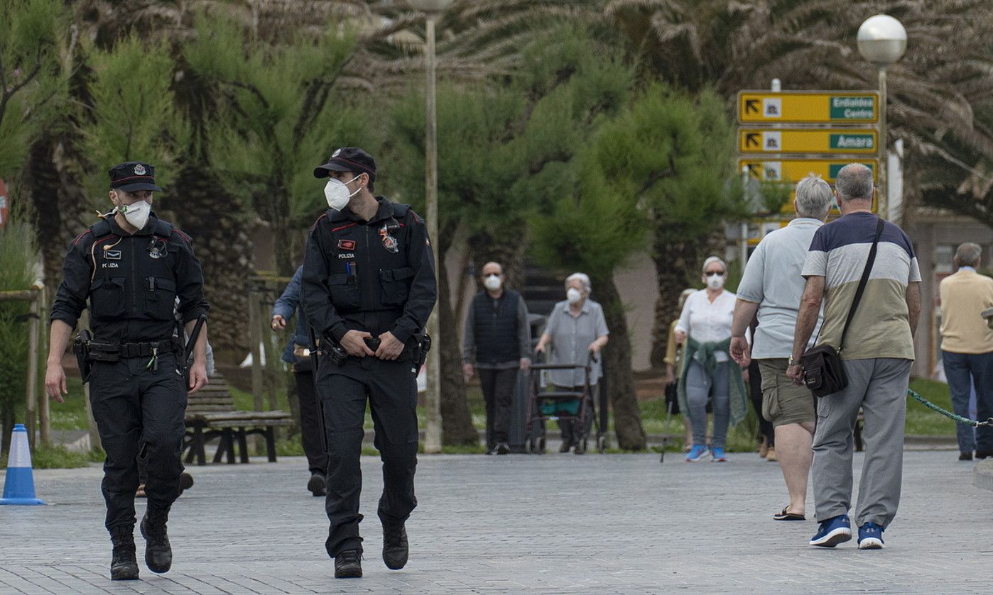 Bi ertzain, pandemia garaian, Donostian. JON URBE / FOKU.