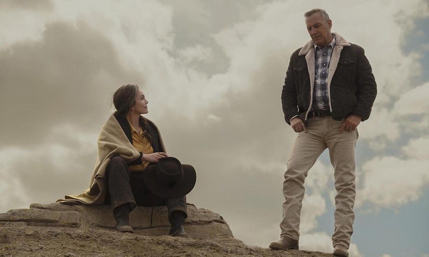 Diane Lane eta Kevin Costner antzezleak arduratu dira George eta Margaret Blackledge senar-emazteak interpretatzeaz. LET HIM GO. Diane Lane eta Kevin Costner antzezleak arduratu dira George eta Margaret Blackledge senar-emazteak interpretatzeaz. LET HIM GO.