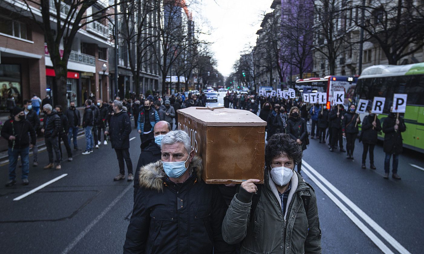 Bilboko Kale Nagusian hileta bat irudikatu zuten atzo, iaz lan istripuetan hildako langileen omenez. ARITZ LOIOLA / FOKU.