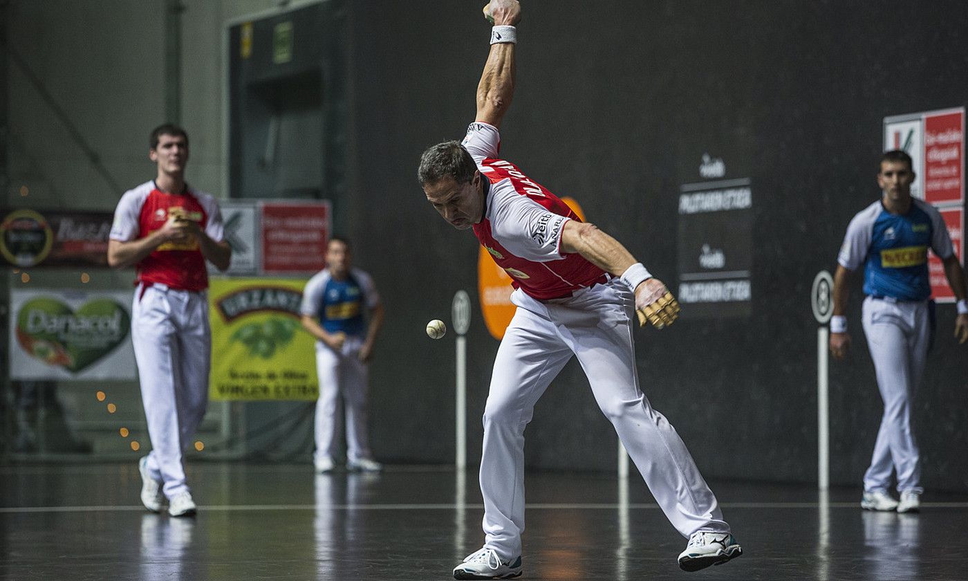 Aimar Olaizola, atzo, pilota jotzen, atzean Beñat Rezusta duela. ARITZ LOIOLA / FOKU. Aimar Olaizola, atzo, pilota jotzen, atzean Beñat Rezusta duela. ARITZ LOIOLA / FOKU.