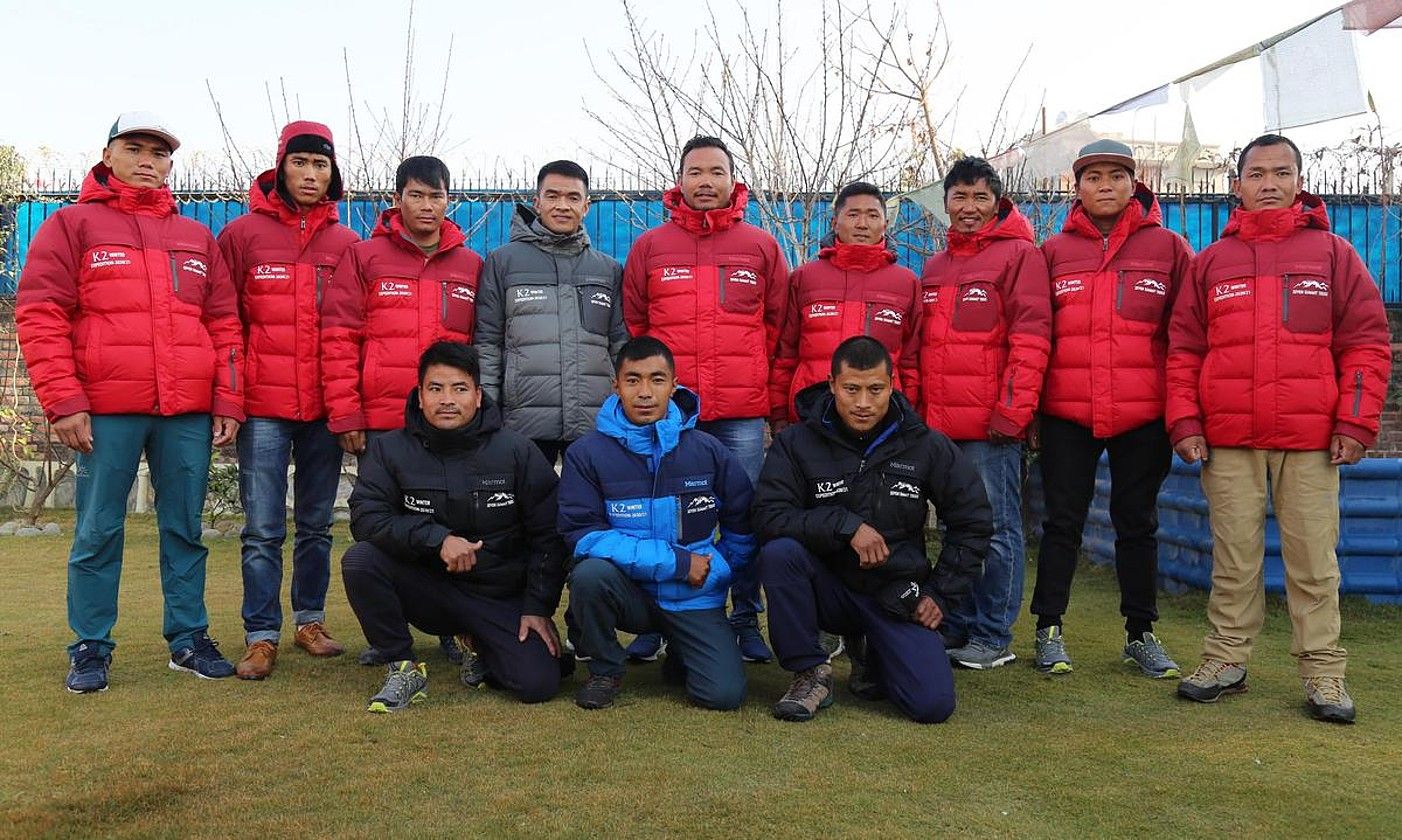 K2ren tontorrera neguan igo den espedizio nepaldarreko kideak, iazko abenduan hartutako irudi batean. SEVEN SUMMIT TREKS. K2ren tontorrera neguan igo den espedizio nepaldarreko kideak, iazko abenduan hartutako irudi batean. SEVEN SUMMIT TREKS.