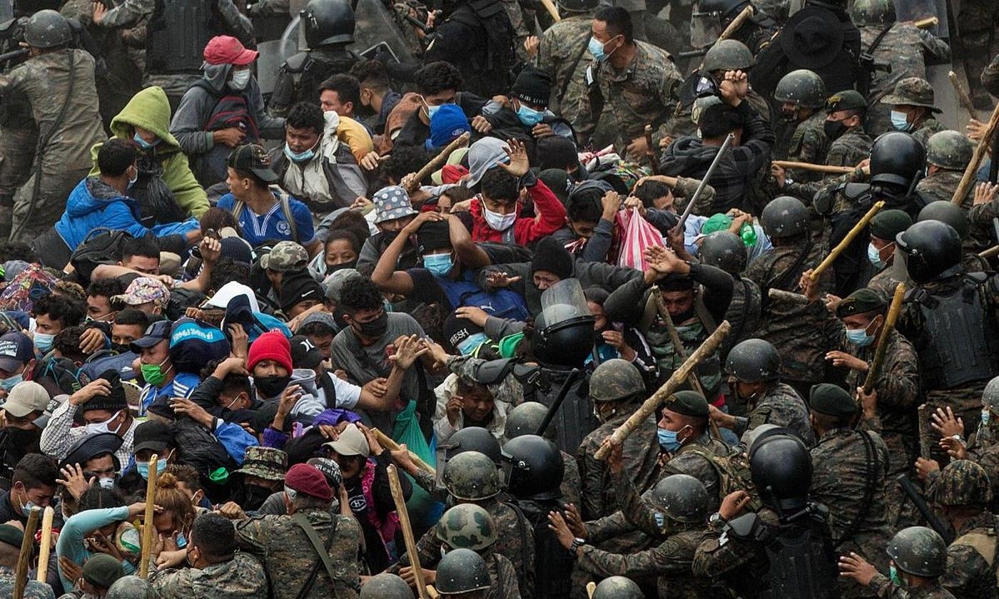 Guatemalako poliziak eta militarrak Hondurastik abiatu zen karabanako migratzaileak jotzen, igandean, Vado Hondo herriaren pareko errepidean, mugatik 30 bat kilometrora. ESTEBAN BIBA / EFE.