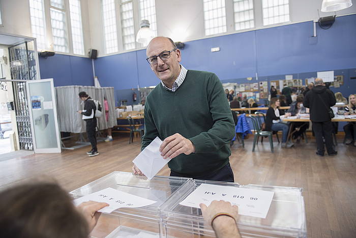 Joseba Agirretxea EAJren hautagaia, botoa ematen. JUAN CARLOS RUIZ, FOKU