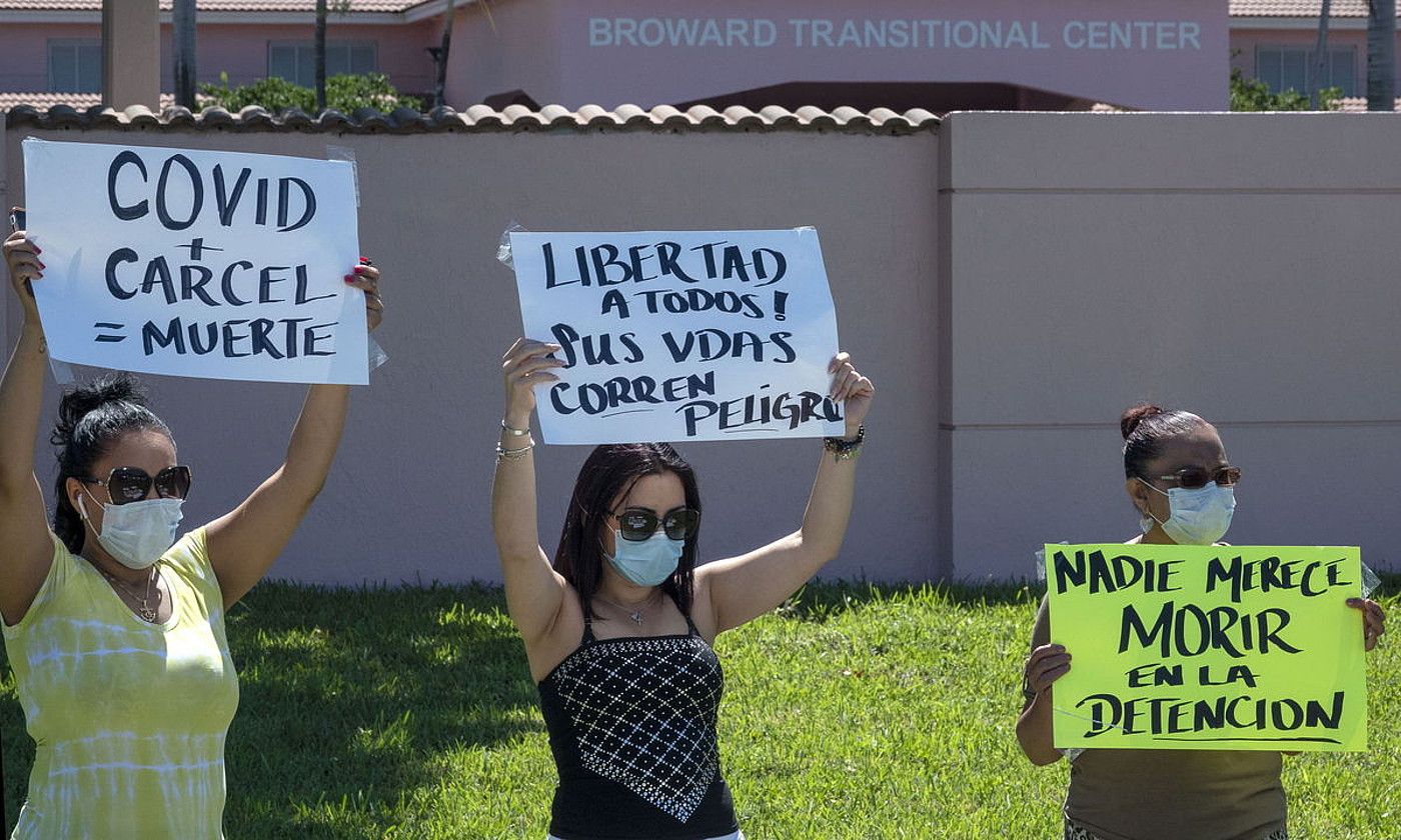 Manifestari talde bat iragan maiatzean, Floridan, atxilotze zentro baten aurka protesta egiten. CRISTOBAL HERRERA / EFE.