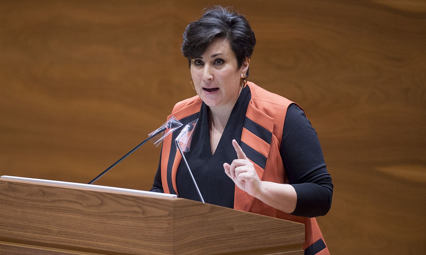 Maria Solana, atzo, Nafarroako Parlamentuan, mozioaren babesa egiten. IÑIGO URIZ / FOKU. Maria Solana, atzo, Nafarroako Parlamentuan, mozioaren babesa egiten. IÑIGO URIZ / FOKU.
