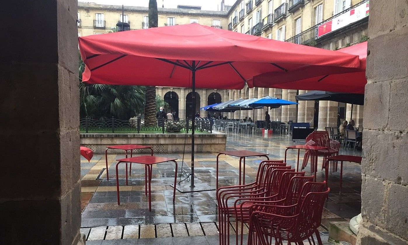Tabernak hirugarren itxierarako prestatzen, atzo, Bilboko Plaza Barrian. BERRIA. Tabernak hirugarren itxierarako prestatzen, atzo, Bilboko Plaza Barrian. BERRIA.