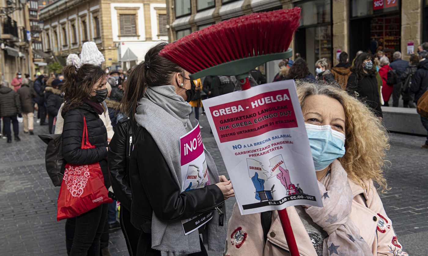 Garbitzaileen manifestazioa, atzo, Donostian. JAGOBA MANTEROLA / FOKU.