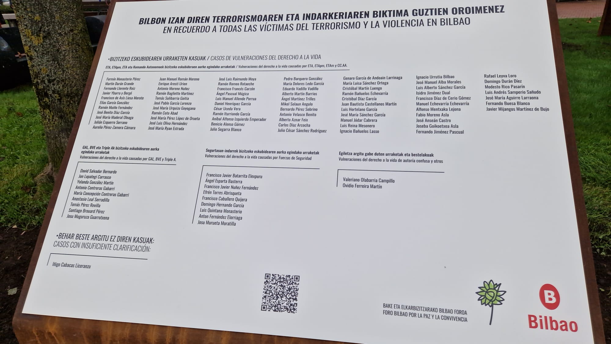 Bilboko Udalak biktimak oroitzeko ipini duen plaka. EGIARI ZOR