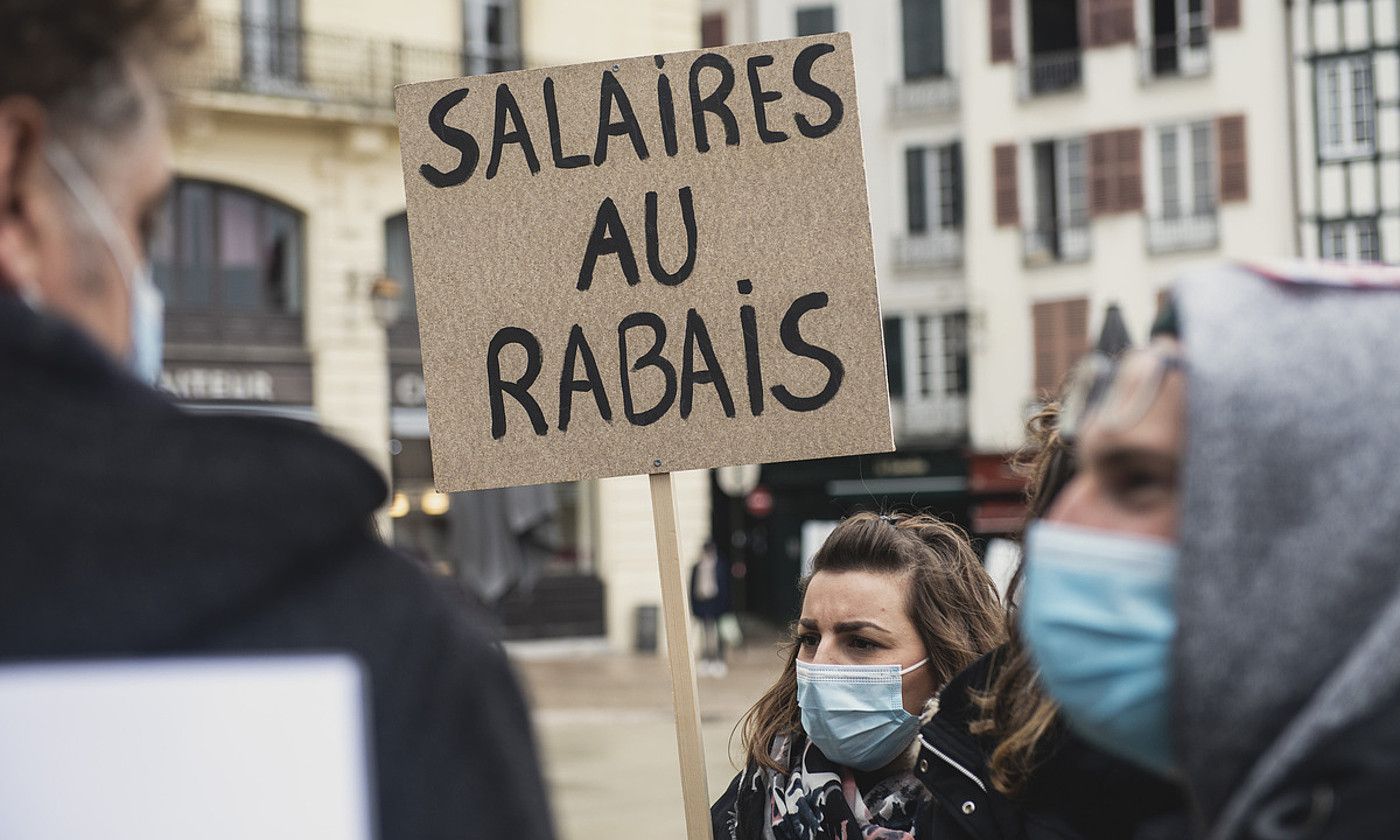 Medikuntza eta gizarte arloko langileen protesta atzo, Baionan. G.FAUVEAU.