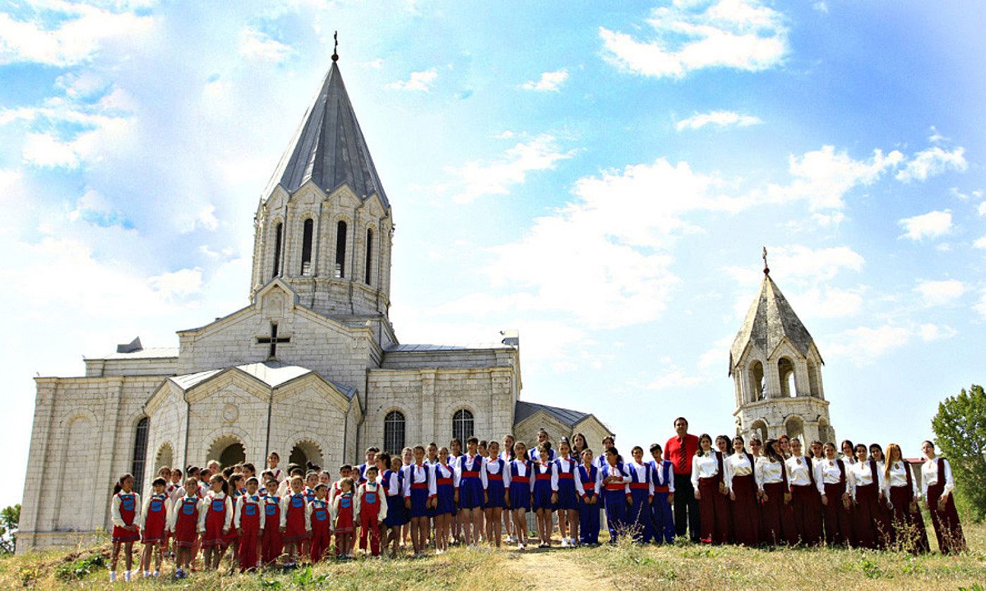 Libanoko eta Armeniako ikasleak gerraren aurka protesta egiten, urrian. EFE.