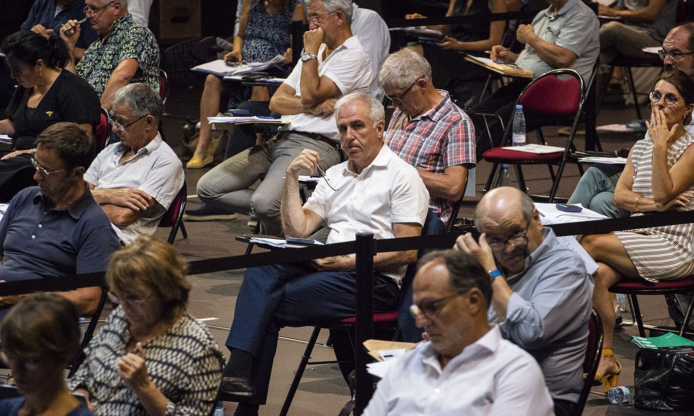 Alain Iriart Hiriburuko auzapeza, iazko uztailean, Baionan, Euskal Hirigune Elkargoko batzarrean. GUILLAUME FAUVEAU. Alain Iriart Hiriburuko auzapeza, iazko uztailean, Baionan, Euskal Hirigune Elkargoko batzarrean. GUILLAUME FAUVEAU.