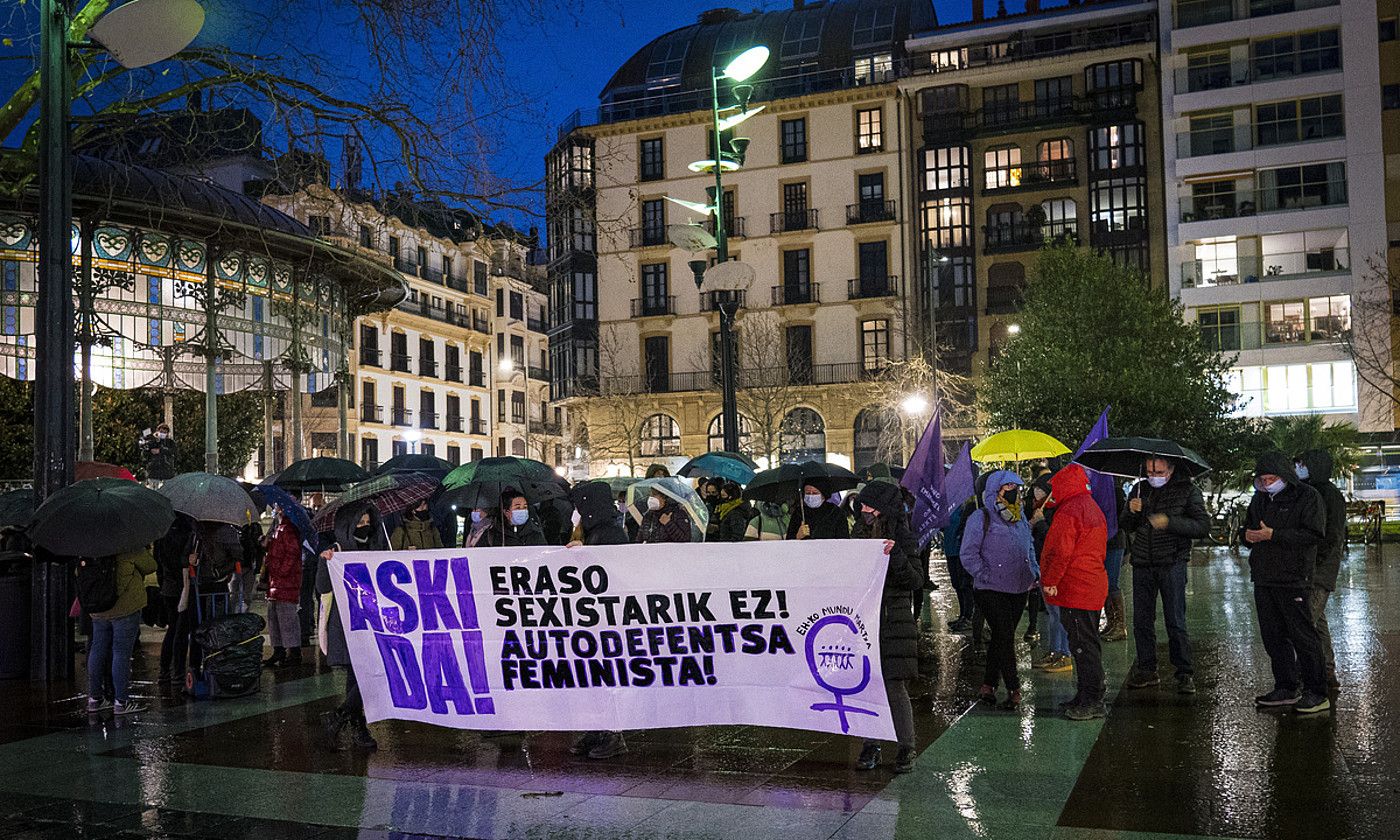 Pujanaren hilketa gaitzetsi zuten atzo Donostian. GORKA RUBIO / FOKU.