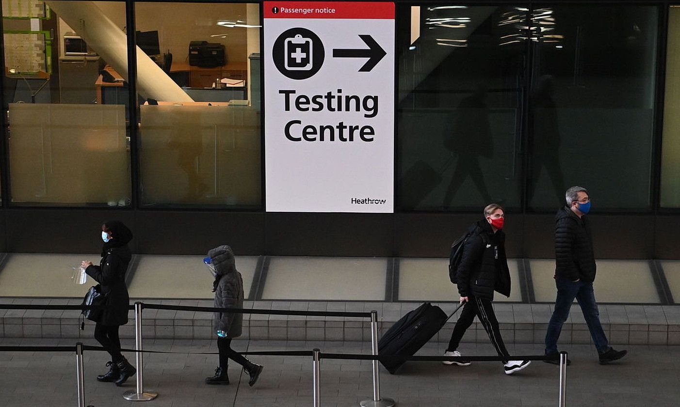 Bidaiari gutxi batzuk Londresko Heathrow aireportuko korridore batean, iragan astelehenean. NEIL HALL / EFE. Bidaiari gutxi batzuk Londresko Heathrow aireportuko korridore batean, iragan astelehenean. NEIL HALL / EFE.