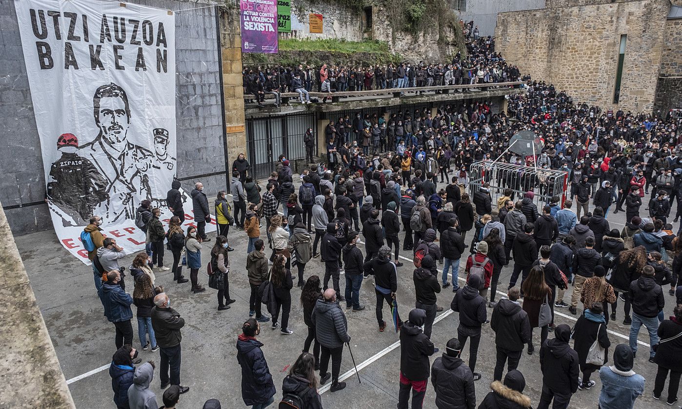Jendetza Trinitate plazan, manifestazioaren amaieran. JON URBE / FOKU. Jendetza Trinitate plazan, manifestazioaren amaieran. JON URBE / FOKU.