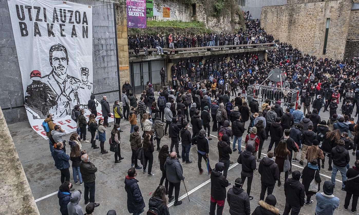 Jendetza Trinitate plazan, manifestazioaren amaieran. JON URBE / FOKU.