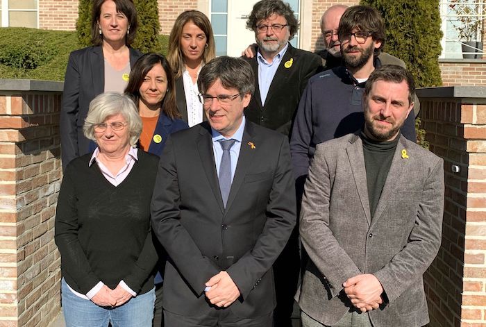 Clara Ponsati, Carles Puigdemont eta Toni Comin, ezkerretik eskuinera, lehen lerroan, Kataluniako Errepublikaren Kontseiluak Belgikako Waterloo hirian duen egoitzaren aurrean. ROSA JIMENEZ, EFE