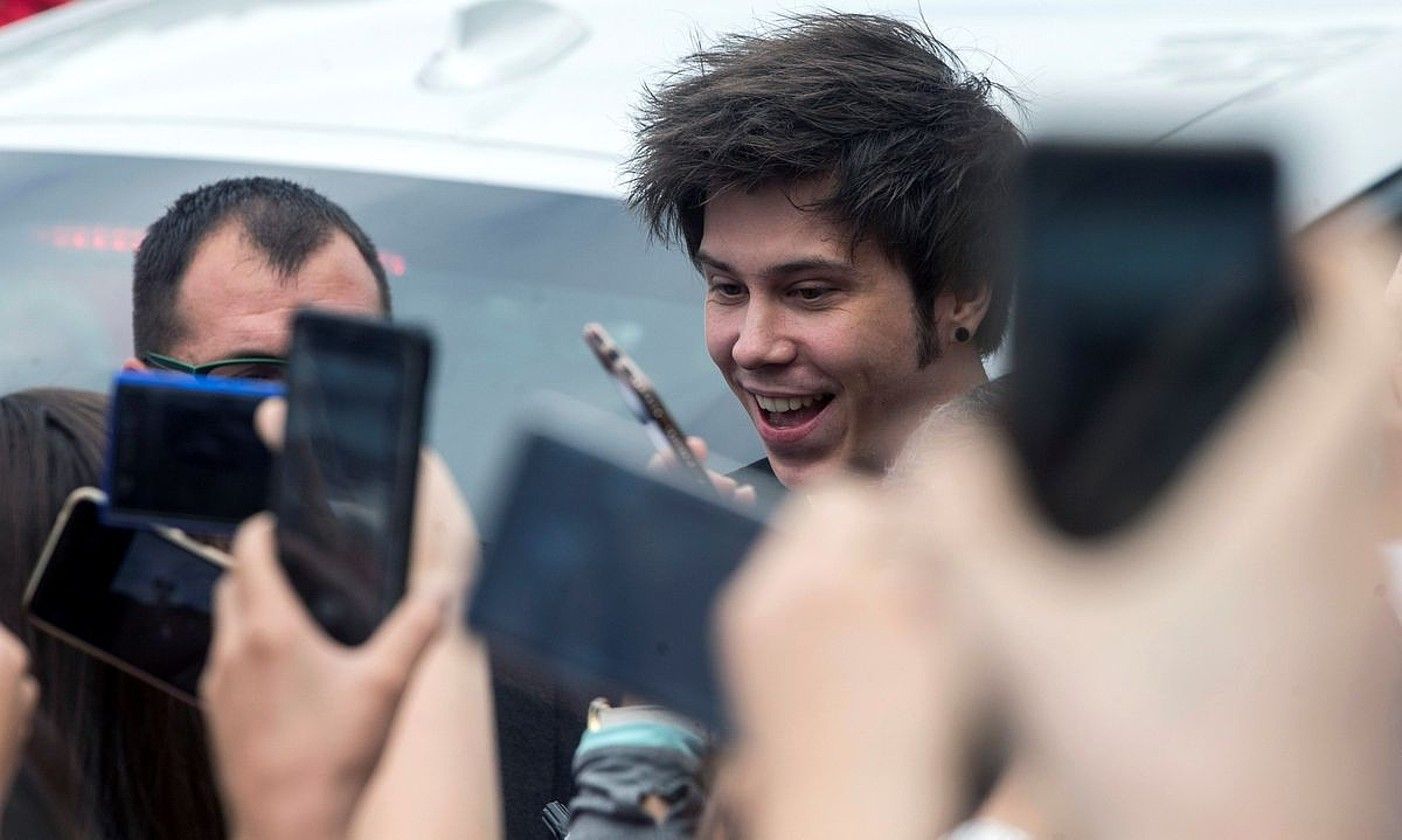 El Rubius, autografoak sinatzen. QUIQUE GARCIA / EFE. El Rubius, autografoak sinatzen. QUIQUE GARCIA / EFE.