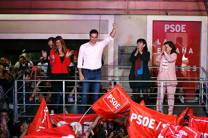 Pedro Sanchez Espainiako presidente eta PSOEren presidente gaia, atzo, alderdi sozialistaren hauteskunde garaipena ospatzen. JAVIER LOPEZ, EFE