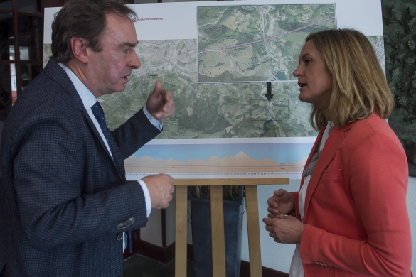 Antonio Aiz Eusko Jaurlaritzako Garraio sailburuorde ohia eta Amaia del Campo Barakaldoko alkatea, 2018an, Barakaldoko udaletxean, hegoaldeko tren saihesbidearen ibilbidea aurkezten. Proiektu hartan trenbidea Argitza ibaiaren azpitik igaroko zen, tunel faltsu baten bidez, Barakaldoko Udalak eskatu moduan. LUIS JAUREGIALTZO / FOKU Antonio Aiz Eusko Jaurlaritzako Garraio sailburuorde ohia eta Amaia del Campo Barakaldoko alkatea, 2018an, Barakaldoko udaletxean, hegoaldeko tren saihesbidearen ibilbidea aurkezten. Proiektu hartan trenbidea Argitza ibaiaren azpitik igaroko zen, tunel faltsu baten bidez, Barakaldoko Udalak eskatu moduan. LUIS JAUREGIALTZO / FOKU