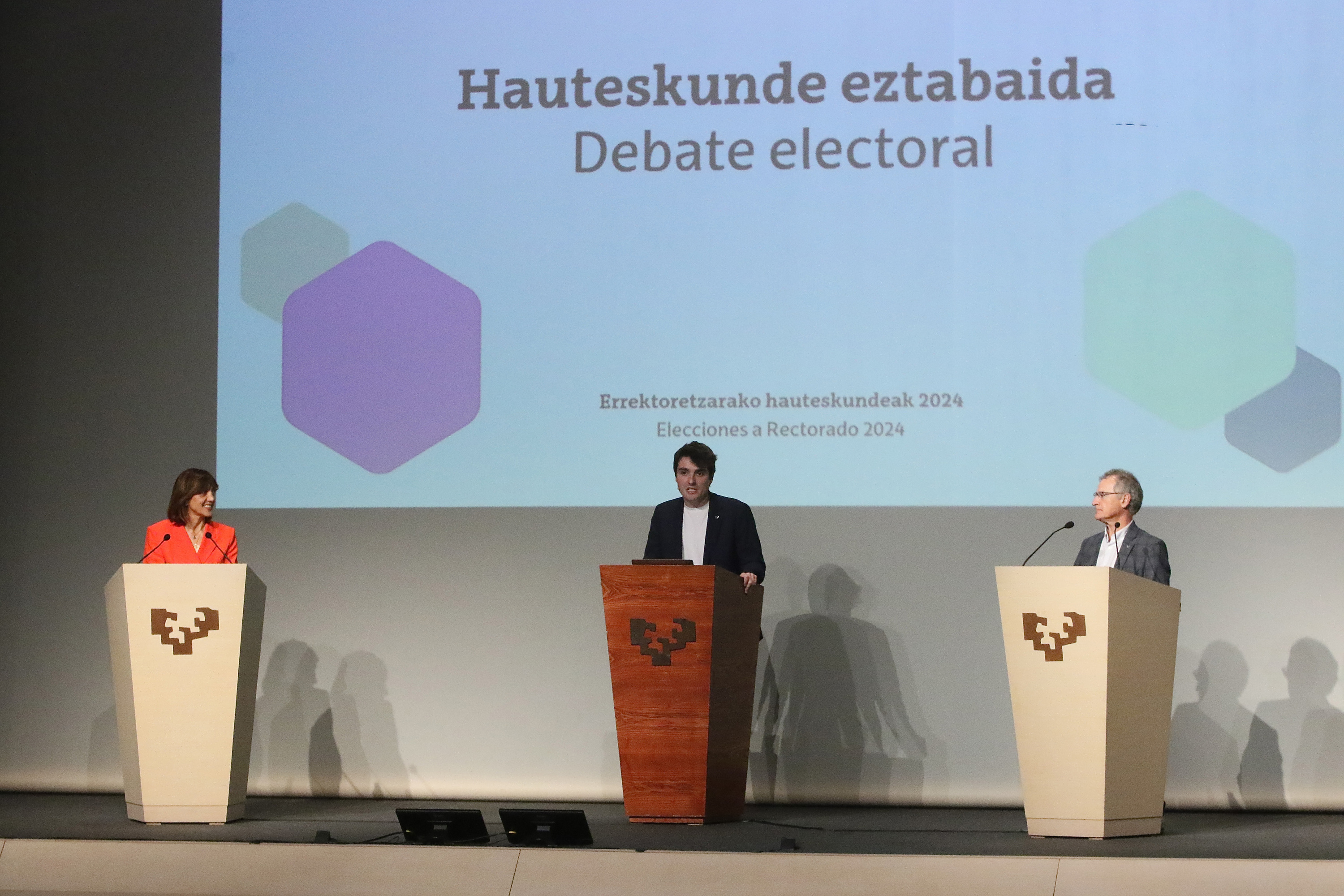 Ezkerretik eskuinera: Ferreira, Ugedo eta Bengoetxea, gaur goizean, Leioako campusean. OSKAR MATXIN EDESA / FOKU