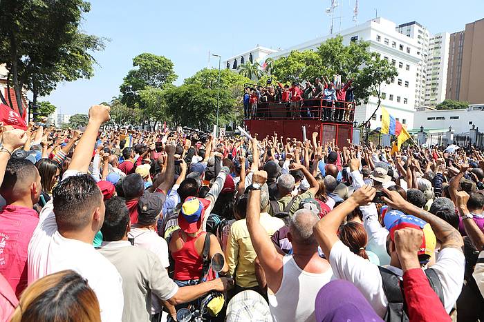 Venezuelako Gobernua babestera Miraflores aurrean bildu diren herritarrak. MIRAFLORES