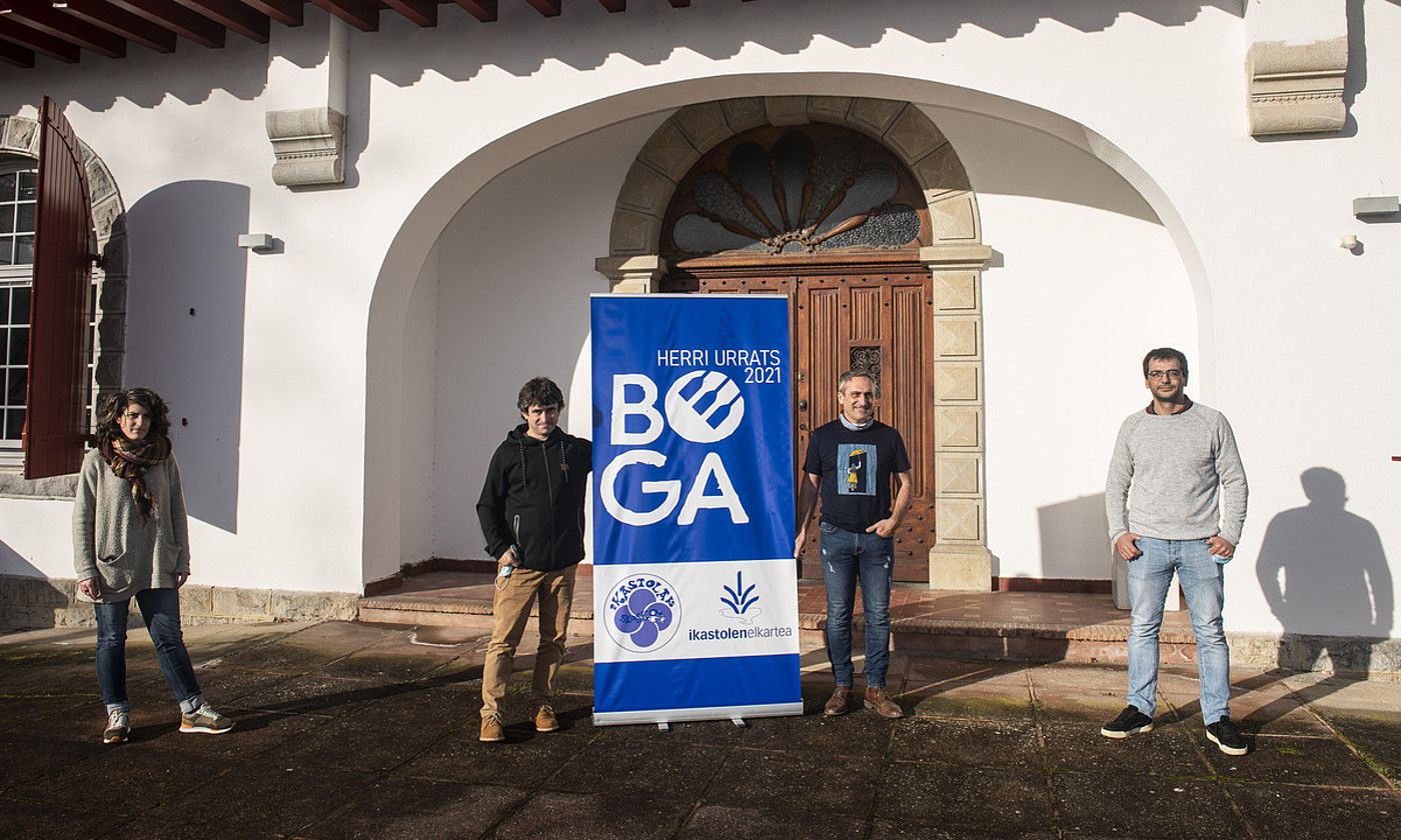 Seaska eta Herri Urratseko ordezkariak, atzo, Kanbon egin zuten agerraldian. GUILLAUME FAUVEAU. Seaska eta Herri Urratseko ordezkariak, atzo, Kanbon egin zuten agerraldian. GUILLAUME FAUVEAU.
